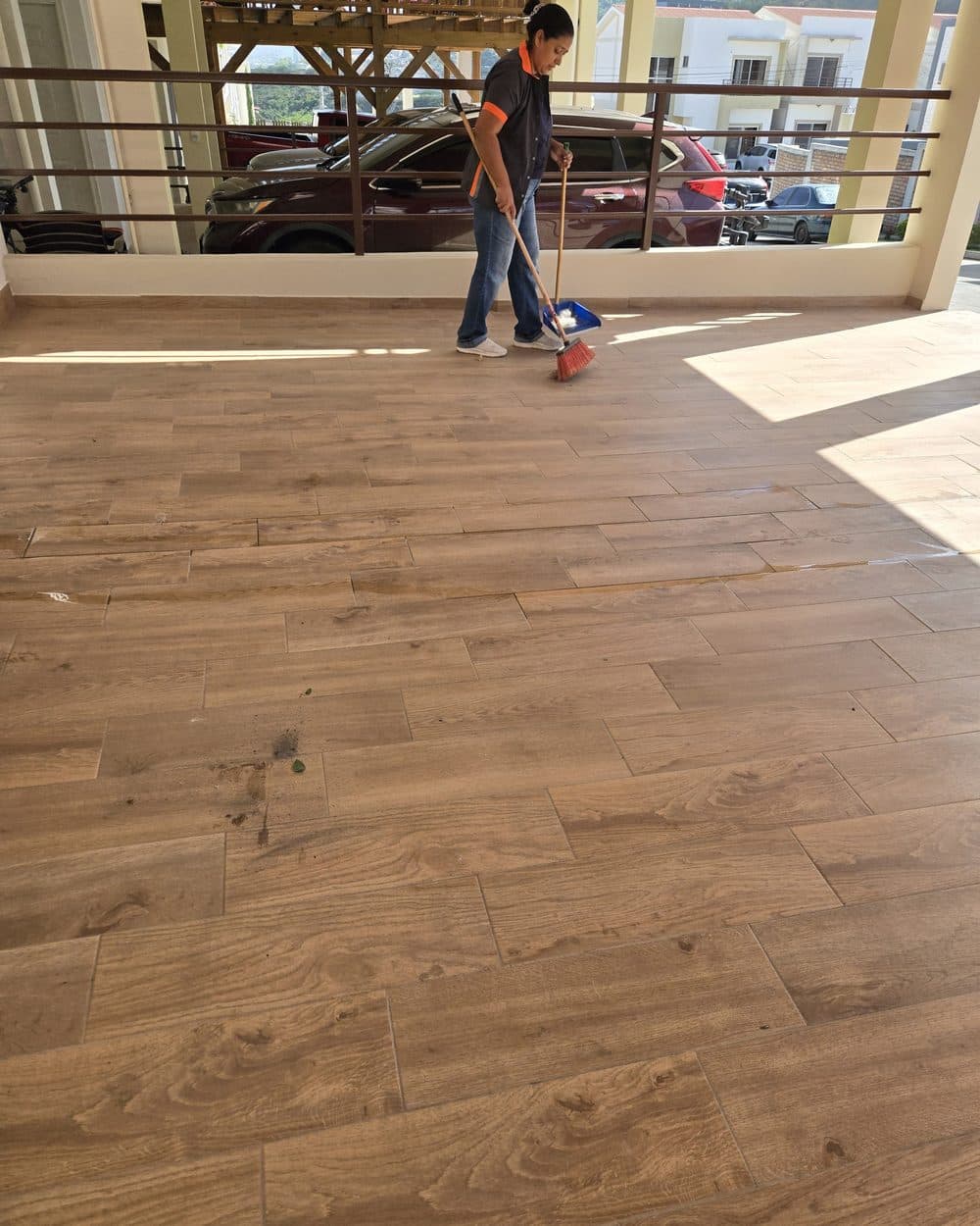Terraza de acceso con piso porcelanato símil madera — después