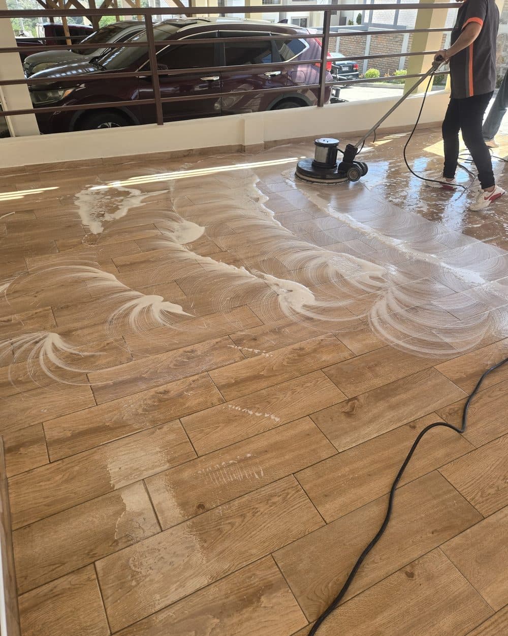 Terraza de acceso con piso porcelanato símil madera — antes