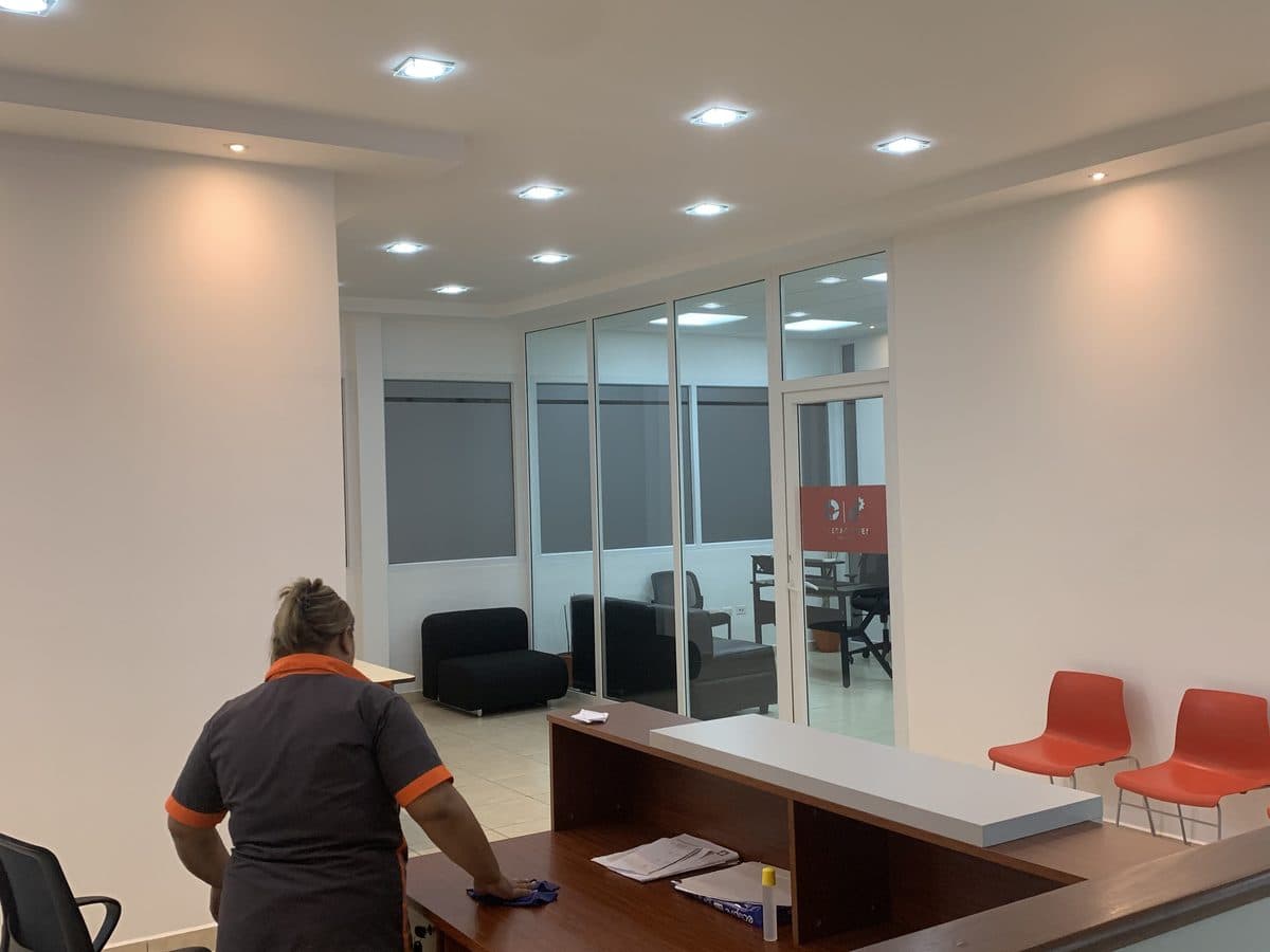 Personal de Fast Clean limpiando la recepción de una oficina