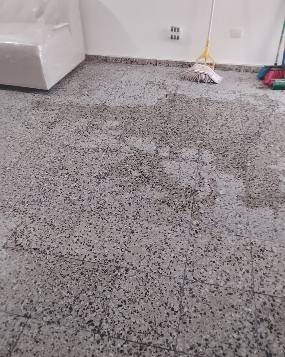Piso de granito opaco y con manchas y, después, pulido con brillo — antes