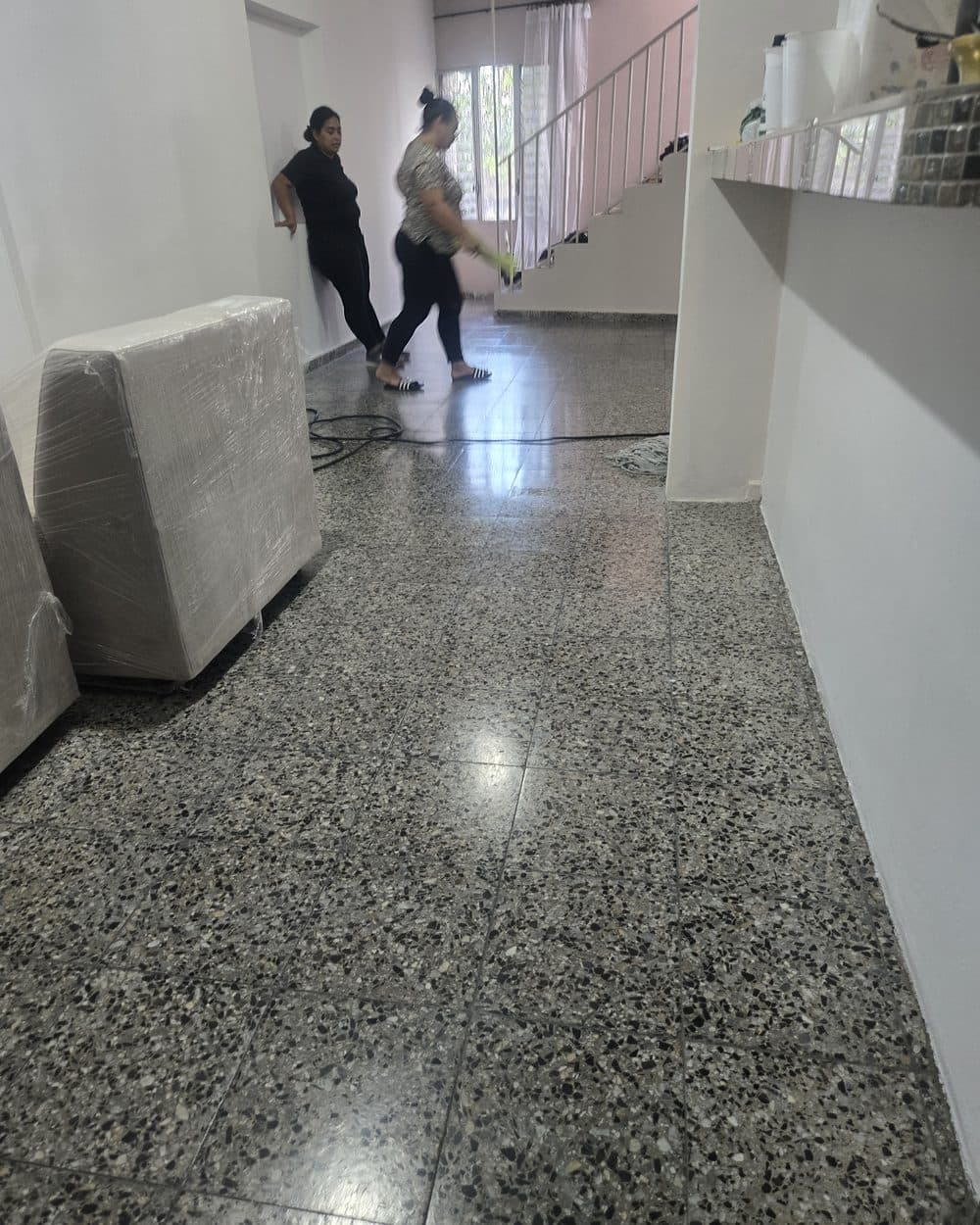 Piso de granito opaco y con manchas y, después, pulido con brillo — después