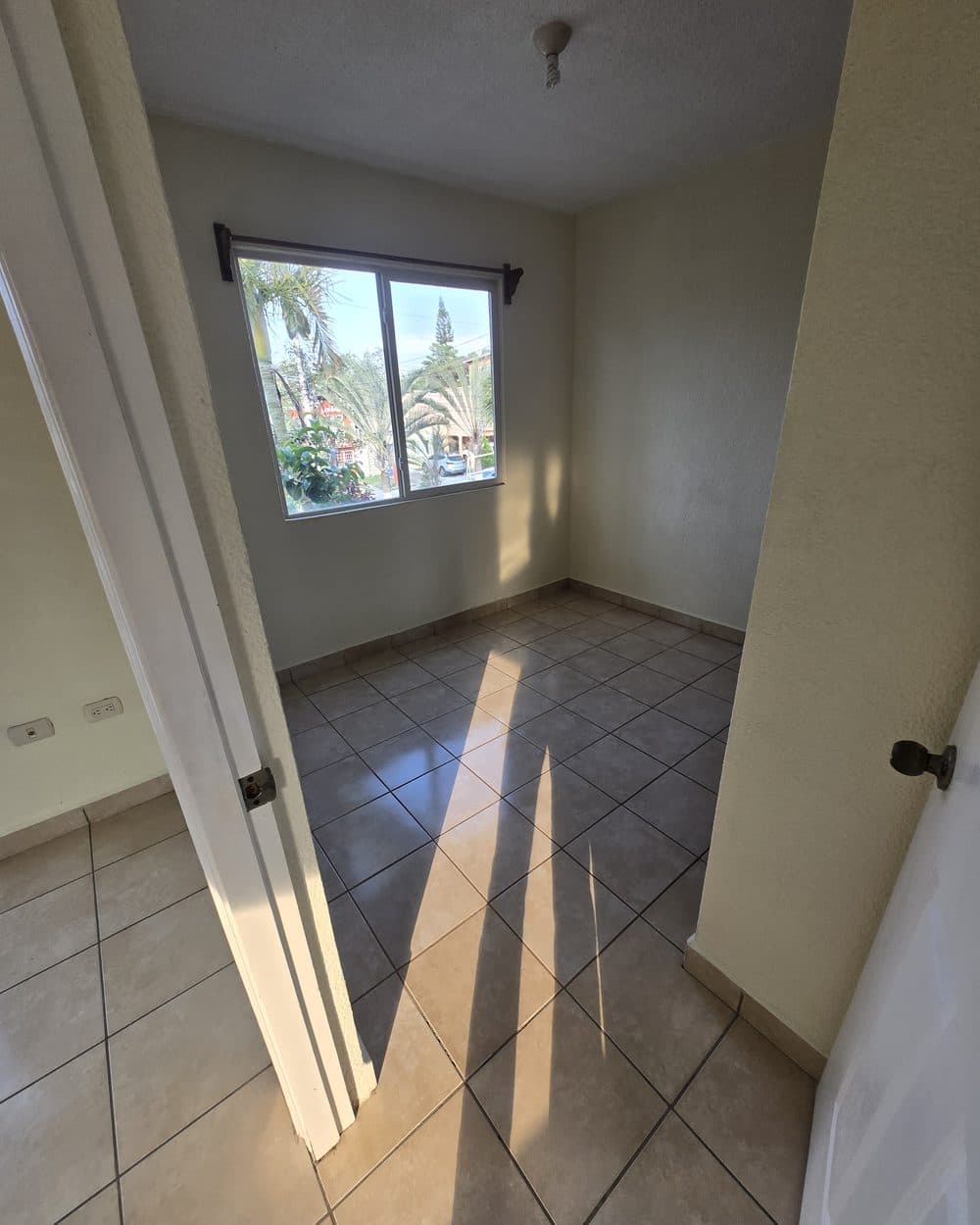 Cuarto con piso de cerámica brillante y luz de la tarde, recién limpiado por Fast Clean