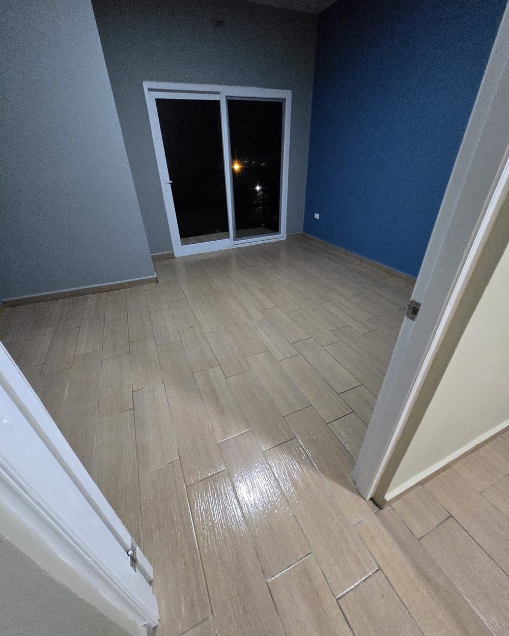 Cuarto de pared azul con restos de obra y, después, con el piso limpio — después